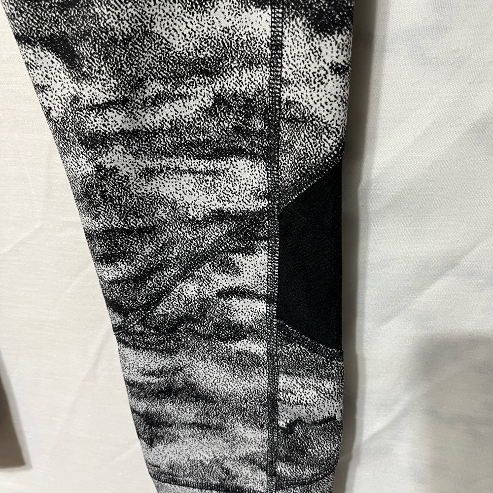 Lululemon Athletica Black and Gray‎ Camouflage Leggings - Picture 4 of 6